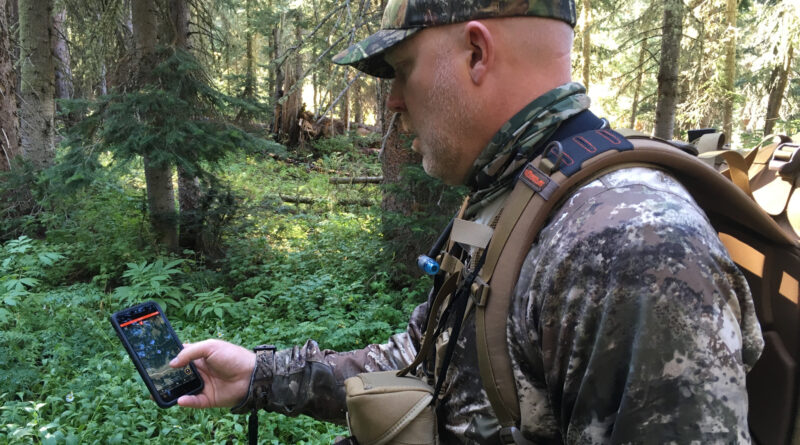 A hunter using the onX hunt app.